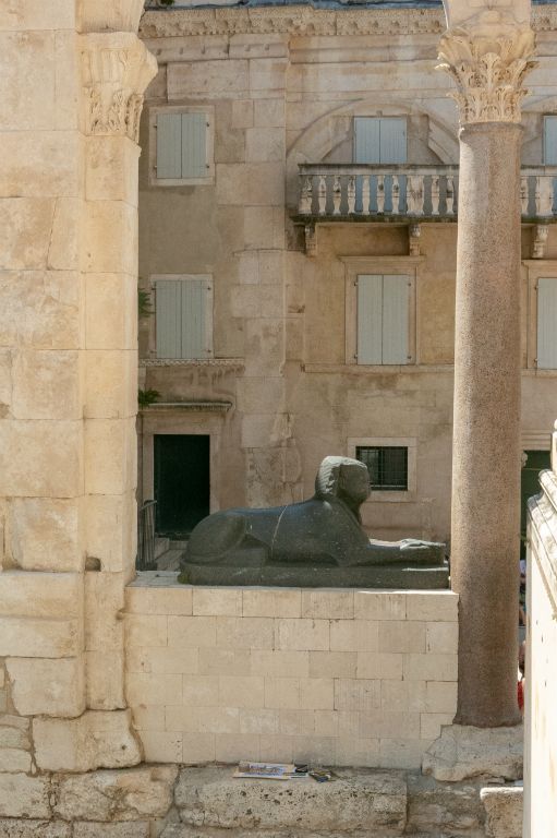 Le Péristyle du 4ème siècle et un Sphinx égyptien du 15ème siècle avant JC !